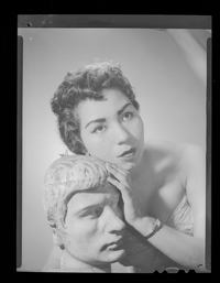 [Mujer apoyada sobre una escultura]