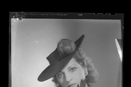 [Mujer con sombrero]