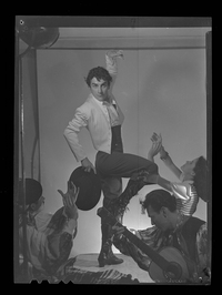 [Paco Mairena junto a bailarines y músico]