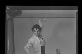 [Paco Mairena junto a bailarines y músico]