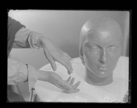 [Escultura de una cabeza de muchacha]