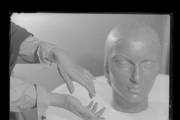 [Escultura de una cabeza de muchacha]