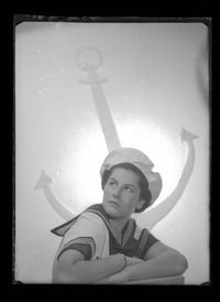 [Niña vestida de marinero]