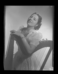 [Margarita Alarcón junto a un arpa]