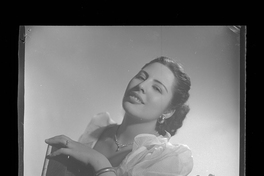 [Margarita Alarcón junto a un arpa]