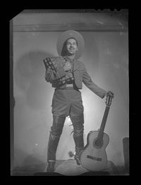 [Arturo Gatica, vestido de huaso y su guitarra]