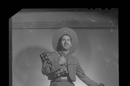 [Arturo Gatica, vestido de huaso y su guitarra]