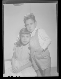 [Una niña y un niño]