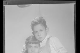 [Una niña y un niño]