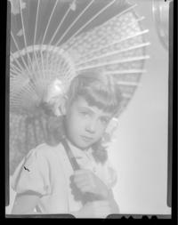 [Niña con quitasol]