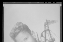 [Niño con un barquito de madera]