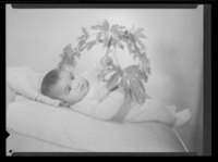 [Niñito en la cama]