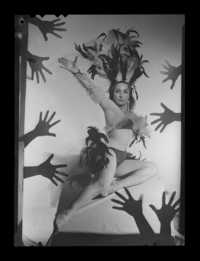 [Cleopatra, vedette de una Compañía de Revistas]