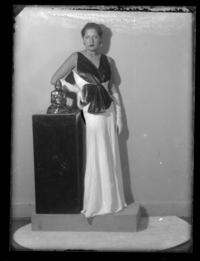 [Mujer en traje de gala]