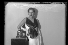 [Mujer en traje de gala]