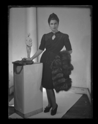 [Mujer junto a una escultura]