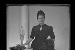 [Mujer junto a una escultura]