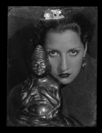 [Mujer junto a estatuilla de Buda]