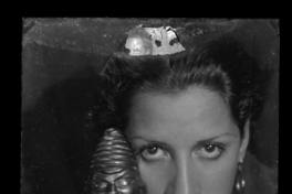 [Mujer junto a estatuilla de Buda]