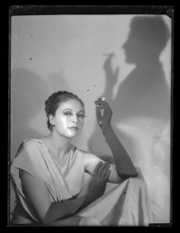 [Mujer con cigarrillo]