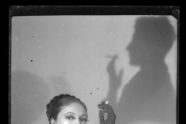 [Mujer con cigarrillo]