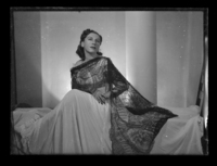 [Mujer en traje de gala]