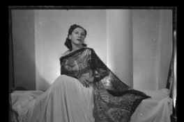 [Mujer en traje de gala]