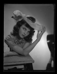 [Mujer con sombrero]