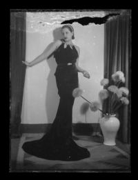 [Mujer en traje de gala]