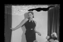 [Mujer en traje de gala]