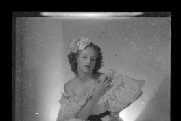 [Mujer en traje de gala]