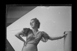 [Mujer en traje de gala]