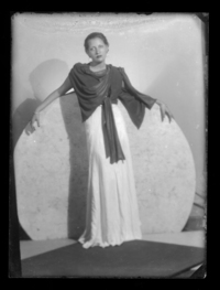 [Mujer en traje de gala]