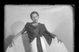 [Mujer en traje de gala]