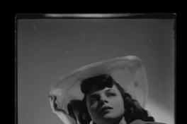 [Mujer con sombrero]