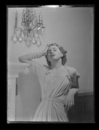 [Mujer en traje de gala]