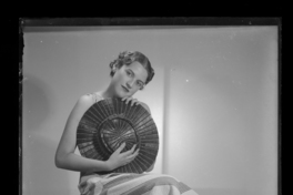 [Mujer con sombrero en sus manos]