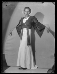 [Mujer en traje de gala]