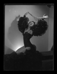 [Bailarina posa en apoyo de sus pies]