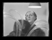 [Mujer con abrigo de piel]