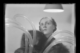 [Mujer con abrigo de piel]