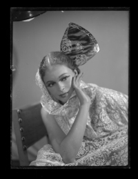 [Mujer con mantilla y tocado]