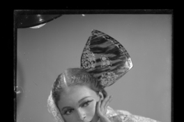 [Mujer con mantilla y tocado]