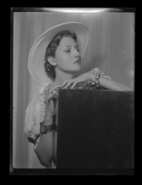 [Mujer con sombrero]