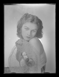 [Mujer con sombrero entre sus manos]