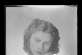 [Mujer con sombrero entre sus manos]