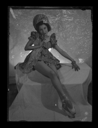 [Bailarina caracterizada para una obra de ballet]