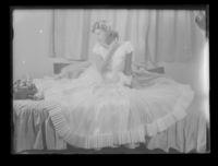 [Mujer en traje de gala]