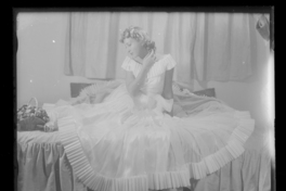 [Mujer en traje de gala]