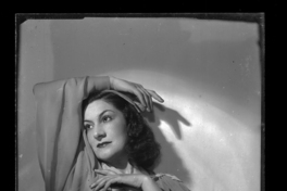 [Mujer vistiendo túnica con capuchón]